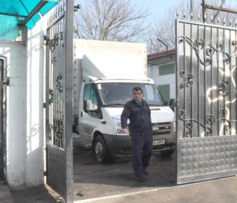A încercat să ducă o cartelă telefonică unui deţinut de la Poarta Albă